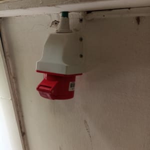 שקע חשמלי מותקן על קיר