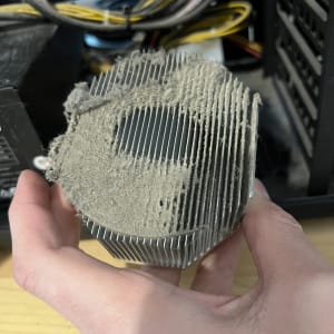 צלעות קירור מחשב מכוסות אבק ביד אדם