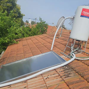 דוד שמש על גג רעפים עם קולטים וצינורות