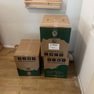 קופסאות קרטון לאריזה והובלה מונחות על רצפה