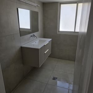 חדר אמבטיה עם כיור ומראה