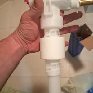 יד מחזיקה חלק פלסטיק לבן של אינסטלציה