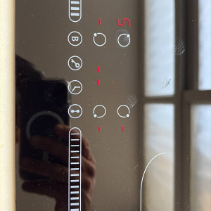 לוח בקרה של כיריים חשמליות עם לחצנים ותצוגה דיגיטלית