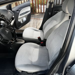 מושבי רכב נקיים ללא אנשים או פריטים נוספים