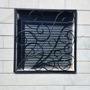 חלון עם סורגי מתכת מעוצבים