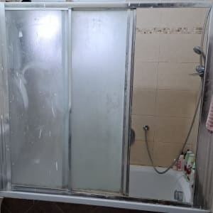 מקלחת עם דלתות זכוכית ומקלחת יד