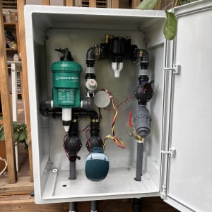 מערכת השקיה עם מסנן ומחברים בגינה