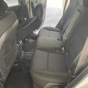 מושב אחורי של רכב עם ריפוד נקי