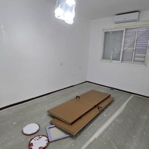 חדר עם מכסה צבע, דלתות מונחות על הרצפה