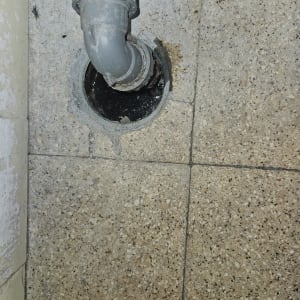 צינור פלסטיק מחובר לרצפה עם חור פתוח