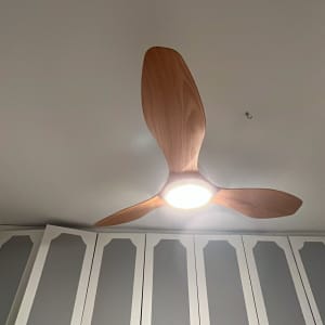 מאוורר תקרה עם תאורה דולקת