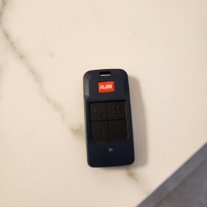 שלט רחוק לשער חשמלי מתוצרת BFT על משטח בהיר