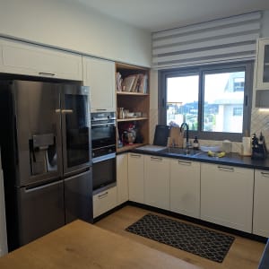 מטבח מודרני עם מקרר, תנור וכיור