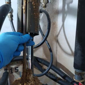 תחזוקת מערכת סולארית עם צינורות ומכשור