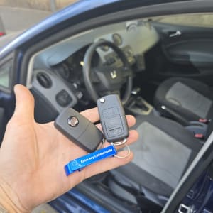 מפתחות רכב ביד מול דלת רכב פתוחה