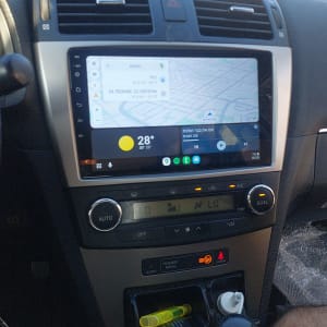 מערכת ניווט ברכב עם מסך מגע ומזגן