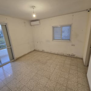 קירות עם סימני לכלוך וכתמים, זקוקים לצביעה