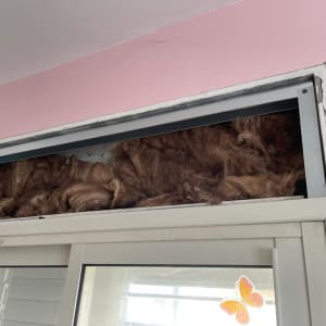 חומר בידוד גס מעל חלון עם מסגרת מתכת