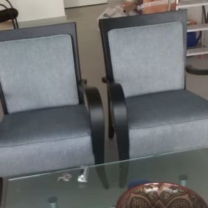 שני כיסאות ליד שולחן זכוכית עם מסמכים