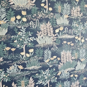 טפט עם דוגמת צמחים ופרחים בצבעים ירוק וצהוב