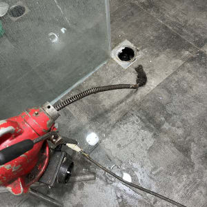 מכונת ניקוי צינורות עם כבל מתכת בביוב