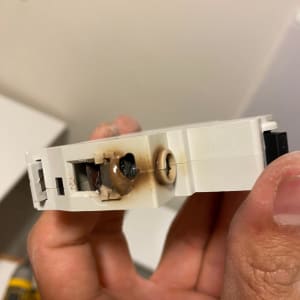 חלק חשמלי עם סימני שריפה ביד אדם