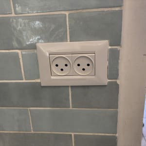 שקע חשמלי מותקן על קיר אריחים
