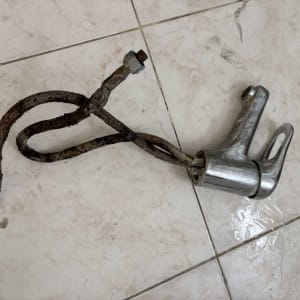 ברז ישן ומלוכלך על רצפה