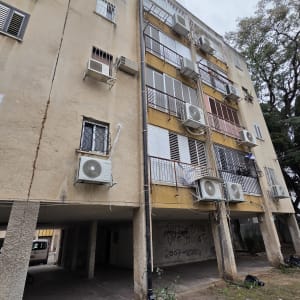 בניין עם מזגנים מותקנים על הקירות החיצוניים