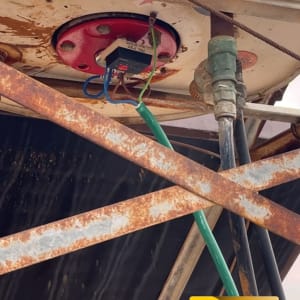 חיבורים חשמליים על דוד שמש עם חוטים צבעוניים