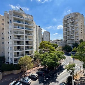 בנייני מגורים עם לוגו של חברת נדל"ן