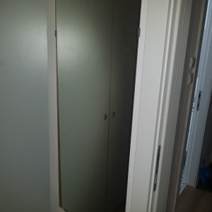 מראה מותקנת על דלת ארון עם צירים