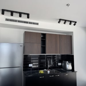 מטבח עם ארונות, מקרר ותאורה מותקנת