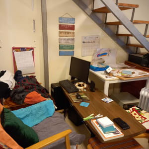 שולחן עבודה עם מחשב, כיסא, מגבות, לוח שנה וקישוטים