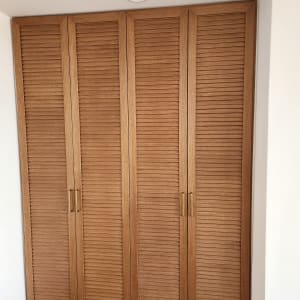 ארון עץ עם דלתות תריס בחדר