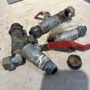 ברזים וצינורות ישנים עם חלודה על משטח