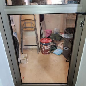 דלת זכוכית עם מסגרת מתכת בחדר אחסון