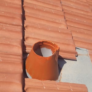 ארובה כתומה על גג רעפים אדומים