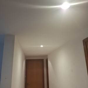 תקרת גבס עם תאורה מובנית במסדרון