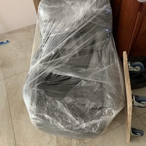 כיסא עטוף בניילון נצמד על עגלת הובלה