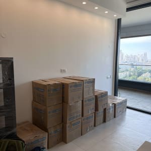 קופסאות ארוזות בחדר עם נוף עירוני