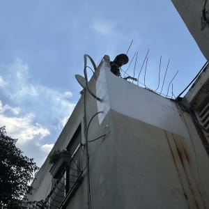 אדם עם כובע על גג עם אנטנות