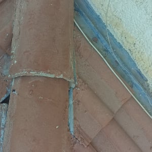 תקריב של רעפים על גג עם תיקונים