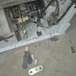 חלקים פנימיים של מכשיר חשמלי עם חוטים וצינורות