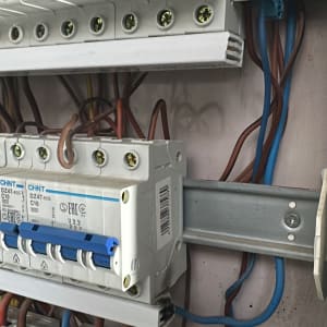 לוח חשמל עם מפסקים וחוטים חשמליים