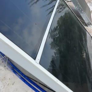 קולט שמש עם צינורות כחולים על גג