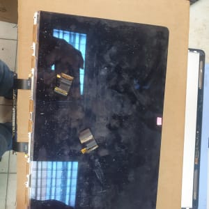 מסך מחשב נייד עם כבלים על שולחן עבודה