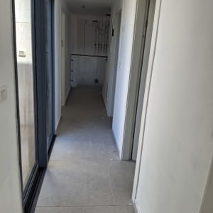 מסדרון עם קירות צבועים ולוחות רצפה