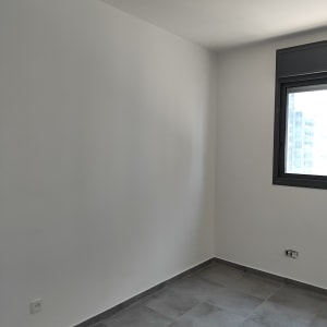 קיר צבוע בלבן עם שקע חשמל