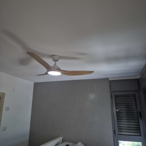 מאוורר תקרה בחדר שינה עם קיר אפור